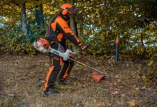 Radnik kosi travu s benzinskim STIHL trimerom