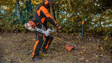 Radnik kosi travu s benzinskim STIHL trimerom