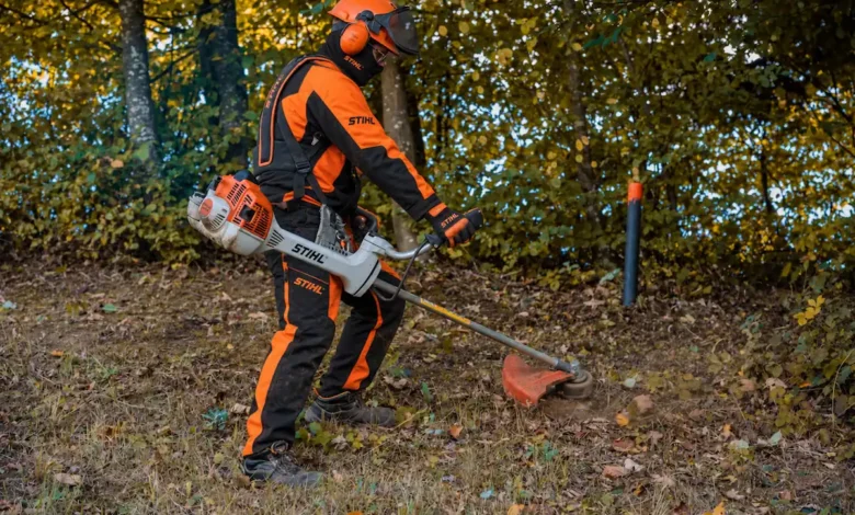 Radnik kosi travu s benzinskim STIHL trimerom